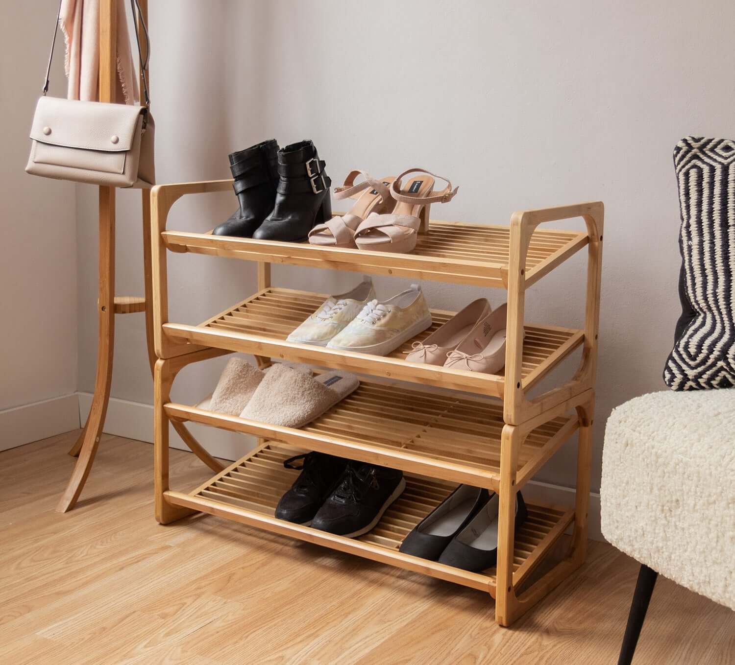 Solutions de rangement pour chaussures sur un meuble en bambou avec plusieurs étagères.