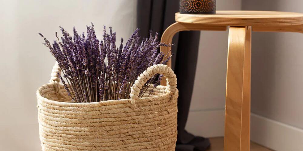 paniers de rangement dressing avec de la lavande et une table en bois, idéal pour une décoration organisée