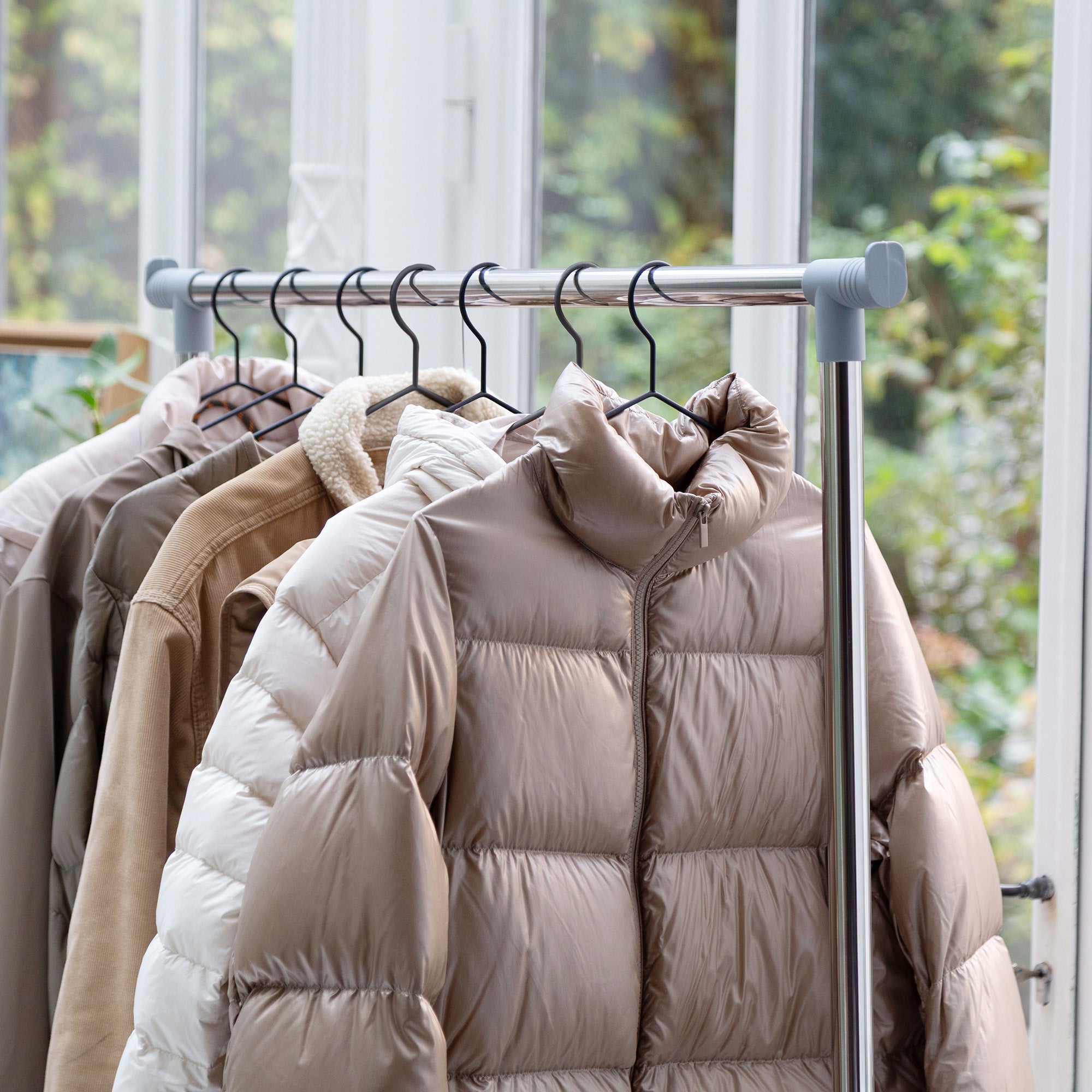 Portant pour vêtements à roulettes en métal Loft gris