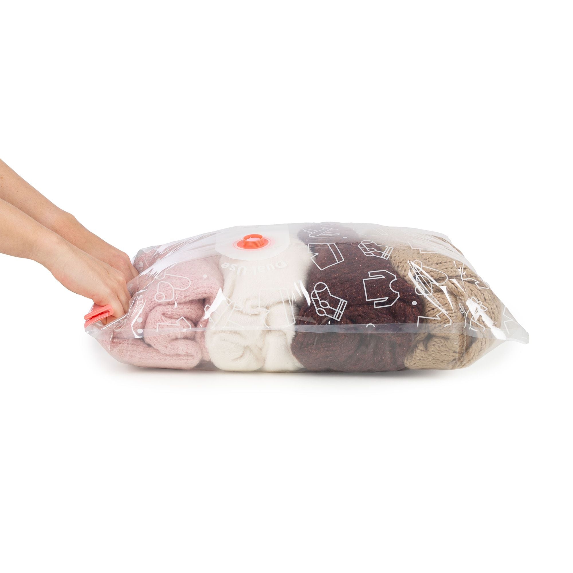 Sacs de rangement sous vide contenant des vêtements, technique de compression pour gagner de l'espace.