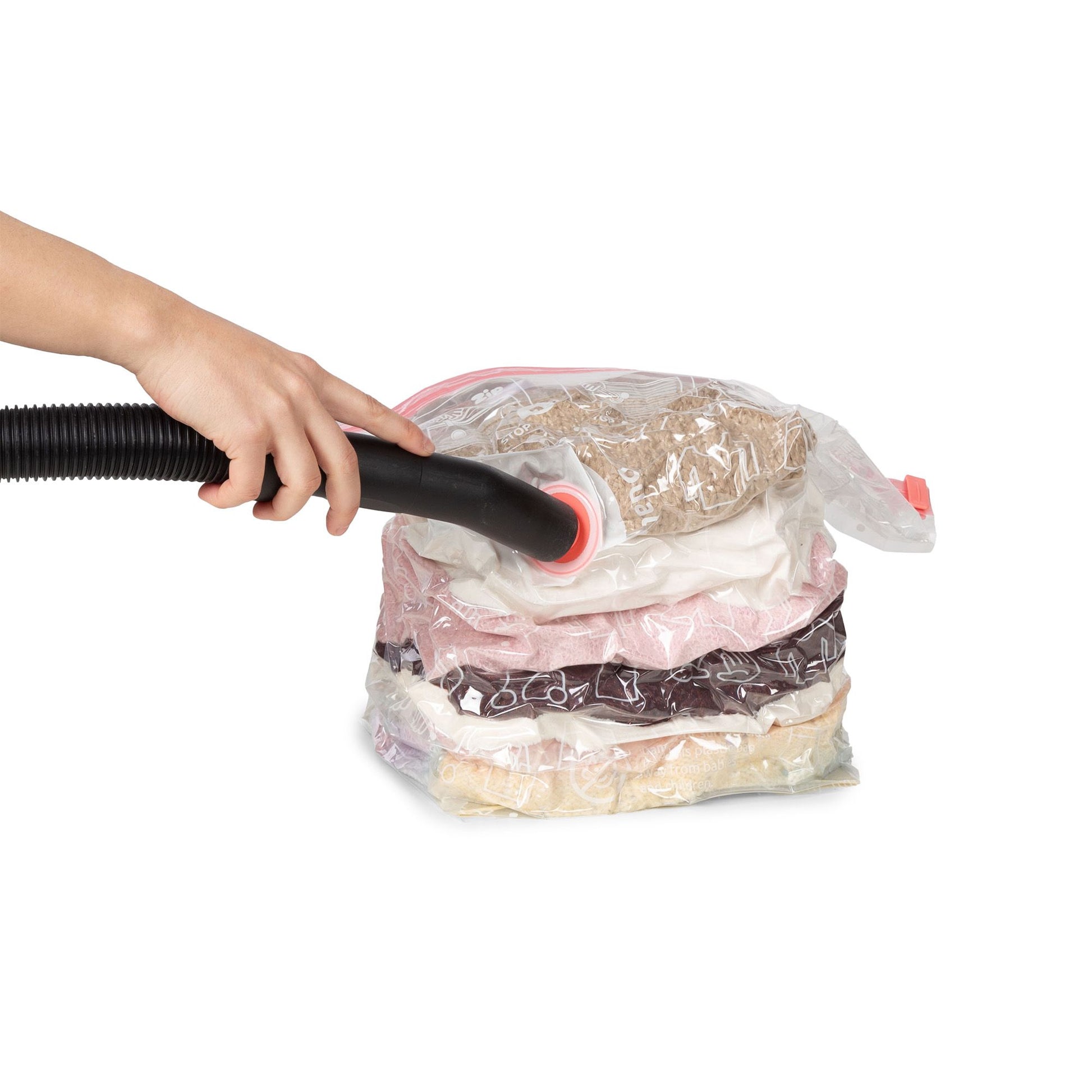 Main image des sacs rangement sous vide avec vêtements compressés et une pompe électrique en action.