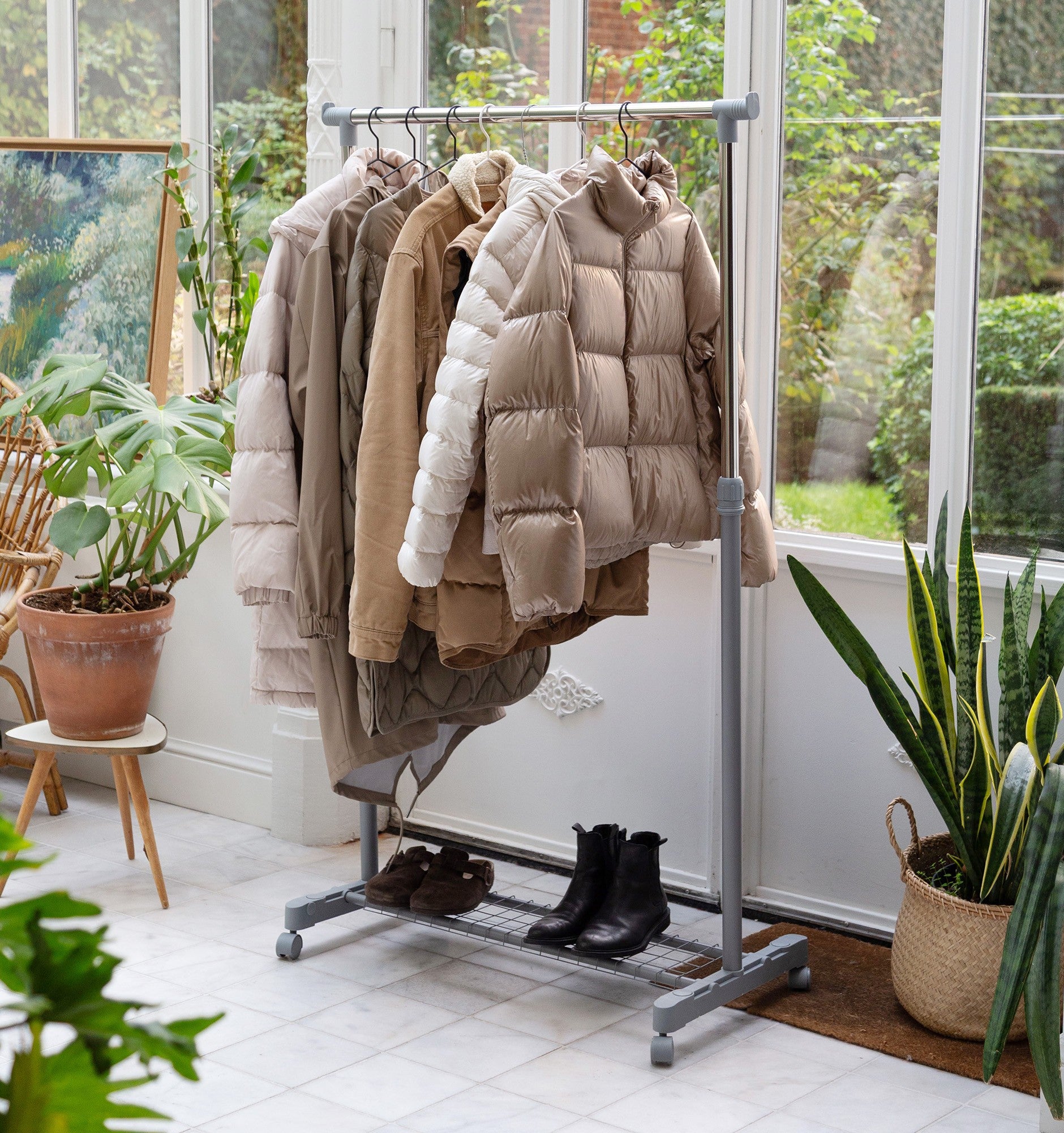 Perchero enrollable de metal gris Loft