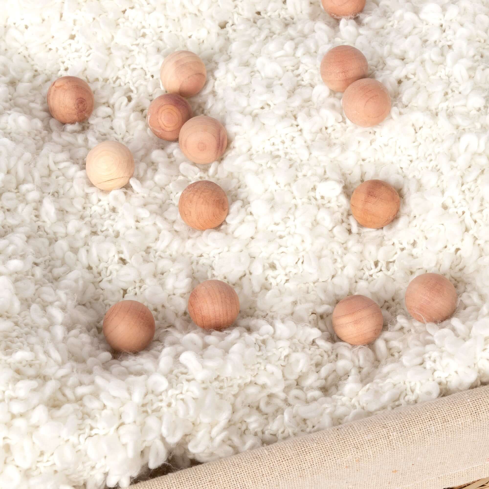 Set de 15 bolas de naftalina de cedro natural