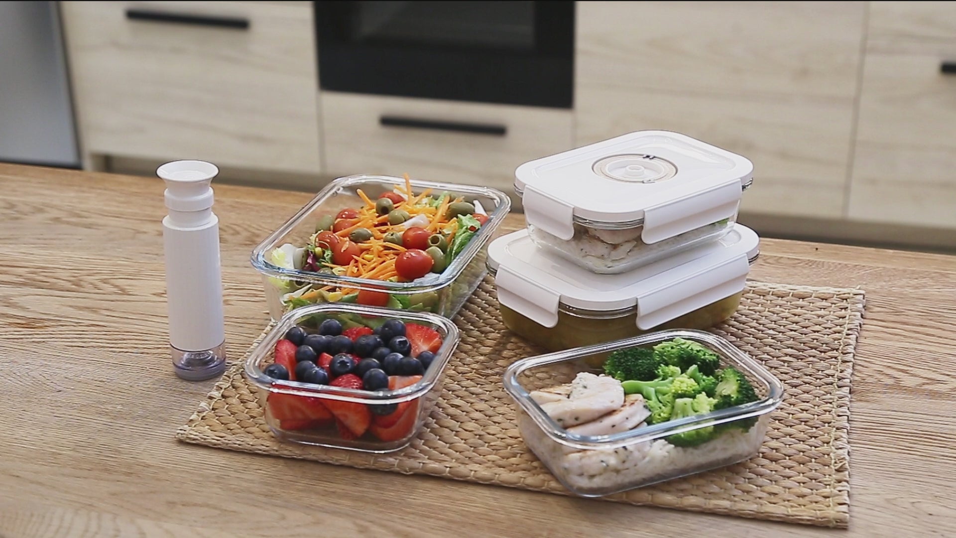 Load video: Set of 3 Aspifresh+ glass vacuum food containers with integrated date stamp and pump