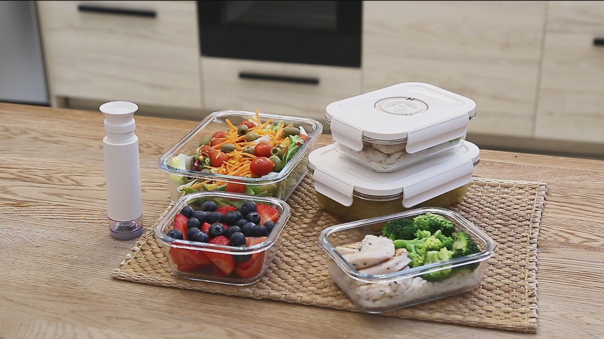 Charger la vidéo : Lot de 3 boîtes alimentaires sous vide en verre + dateur et pompe intégrés Aspifresh+