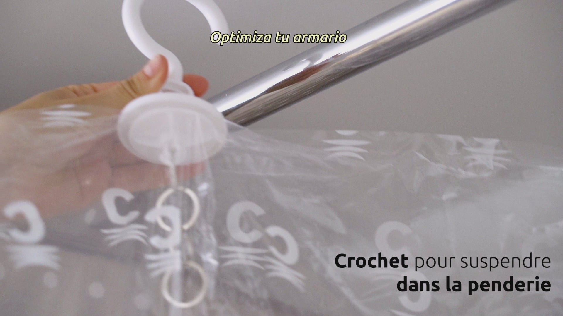 Charger la vidéo : Lot de 4 sacs de rangement sous vide à suspendre Espace+ 2 Taille M + 2 Taille L