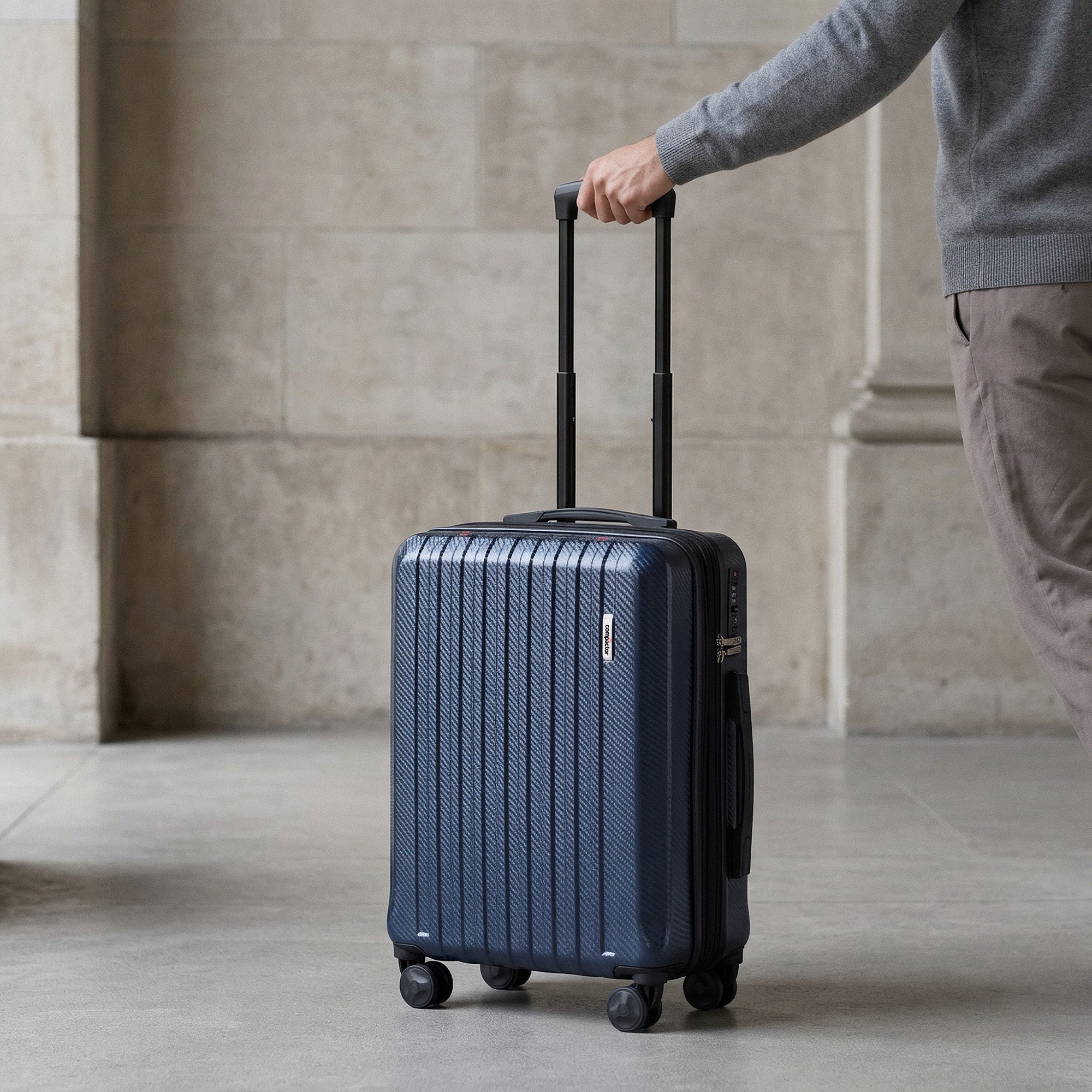 Space-saving cabin suitcase